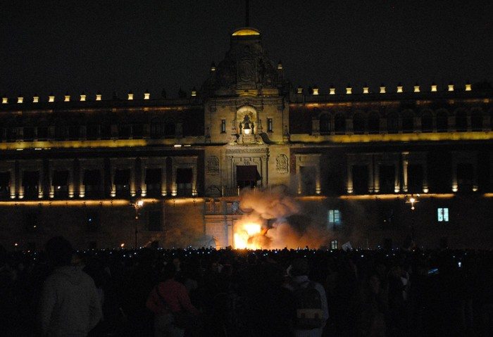 Palacio Nacional ,, 08 de noviembre de protesta, la ciudad de México. Foto por ProtoplasmaKid (Wikimedia Commons)