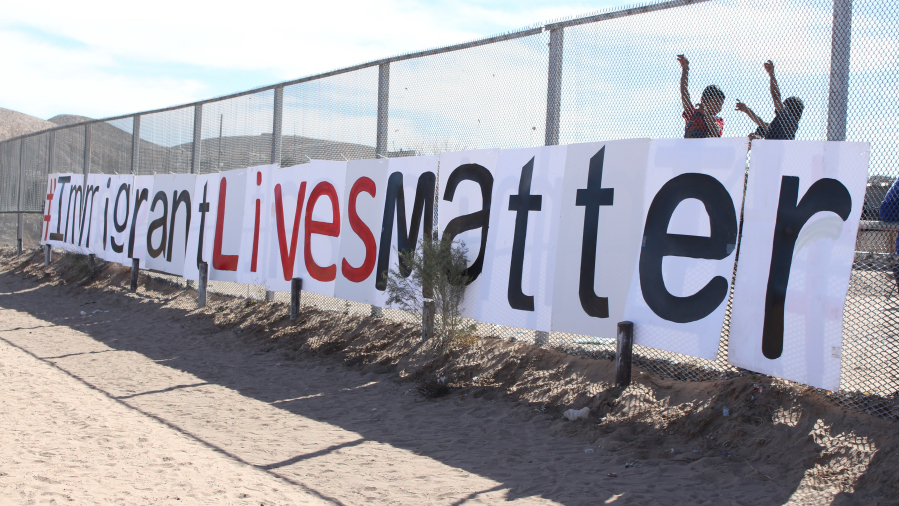 Immigrant families gather at the border fence in Sunland Park, New Mexico (Maria Esquinca)