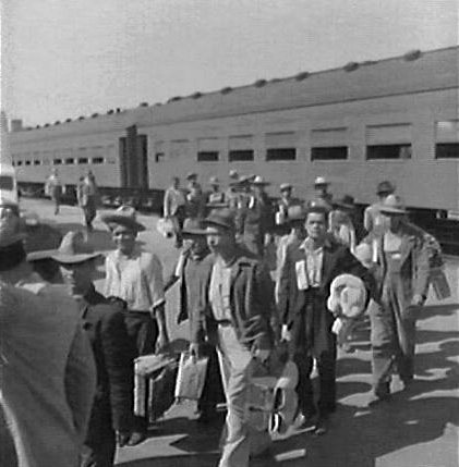 Braceros arriving in Los Angeles (Public domain)