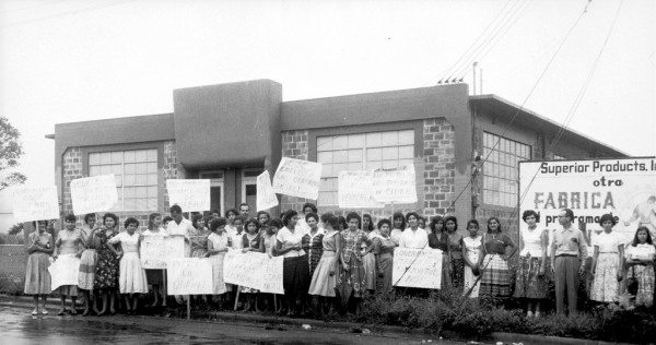 Picketers in front of Superior Products factory in Puerto Rico demand dignified treatment, drinking water and a fair minimum wage (Kheel Center/Flickr)