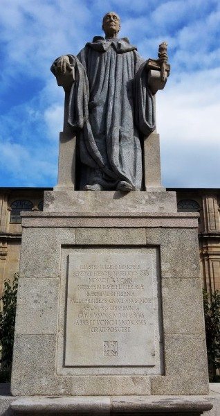 Statue honoring Feijóo in the main courtyard of the abbey.