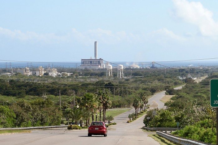 Vista de planta de AES desde el barrio Jobos de Guayama, Puerto Rico. (Suministrada)