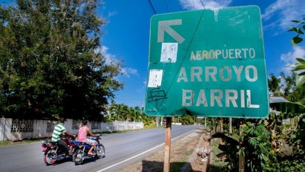 Letrero en la autopista Nagua Samaná, principal vía de Arroyo Barril. (Foto por Gary Gutiérrez)