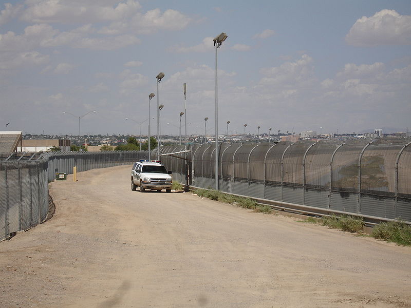 800px-US-Mexico_border_fence