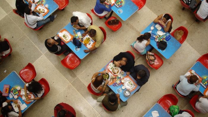 The food court at a mall in Caracas, 2006 (Liliana Amundaraín/Flickr)