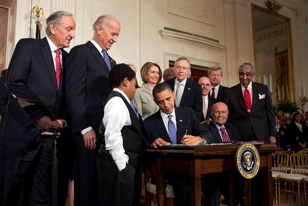 800px-Obama_signs_health_care-20100323