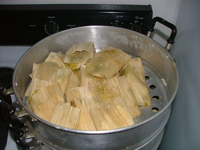 800px-tamales_mexicanos_navidad2004