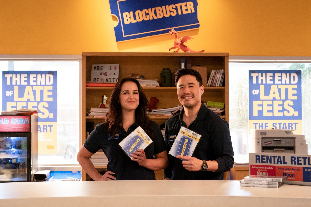 ‘Blockbuster’ de Netflix está disponible para todos, y es latino (Revisión)